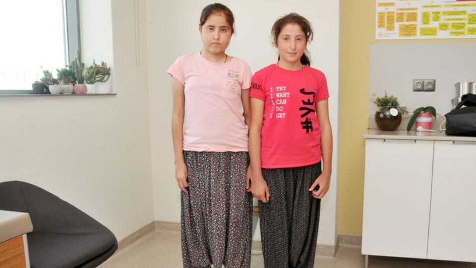 İkiz kardeşler ölümcül hastalığı birlikte yendi!