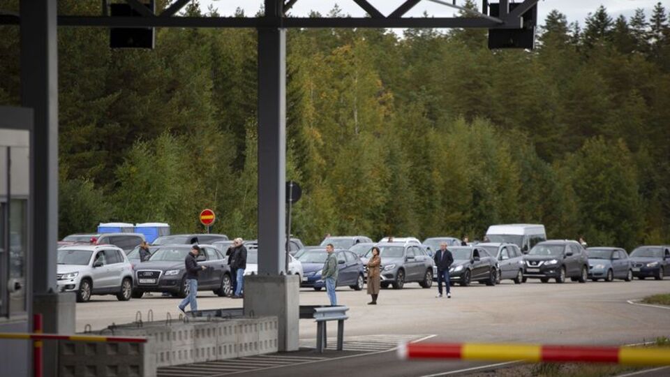 Binlerce Rus Finlandiya sınırına akın etti