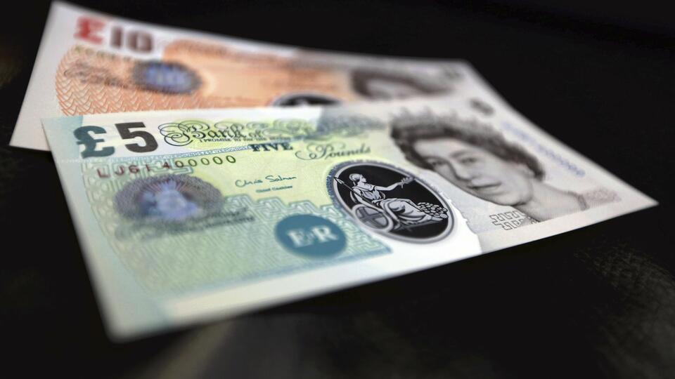 Vergi indirimi Sterlin'i eritti