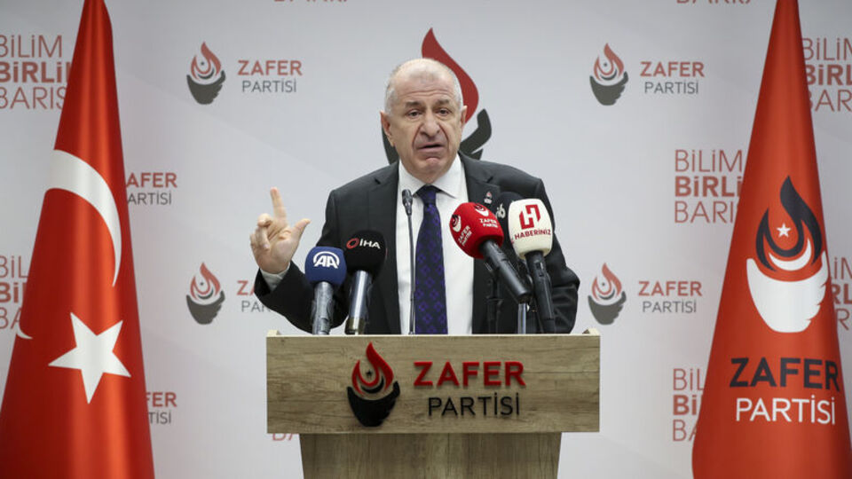 Ümit Özdağ, Samet Gül'ün öldüğü okulun önünde konuştu