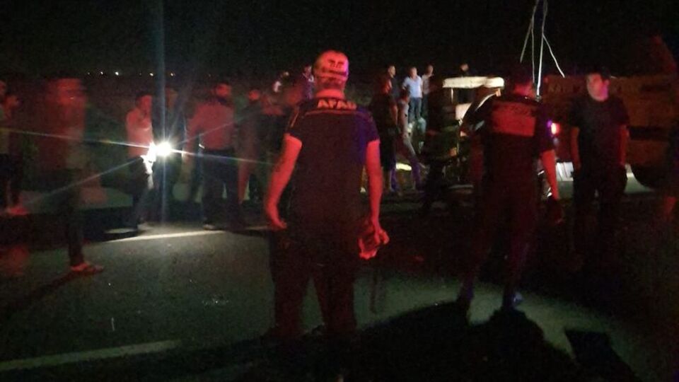 Kamyon ile çarpışan traktör refüje uçtu: 1 ölü, 6 yaralı