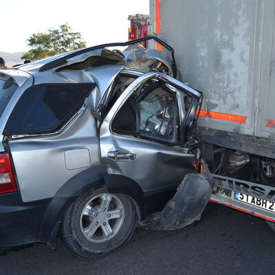 TIR'ın altına girdi!