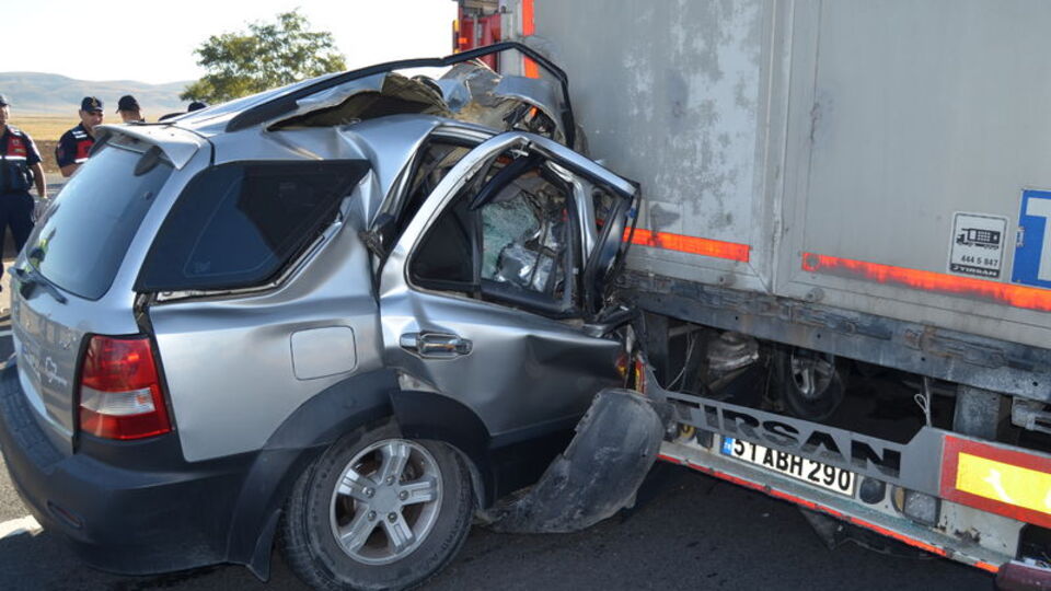 TIR'ın altına girdi!