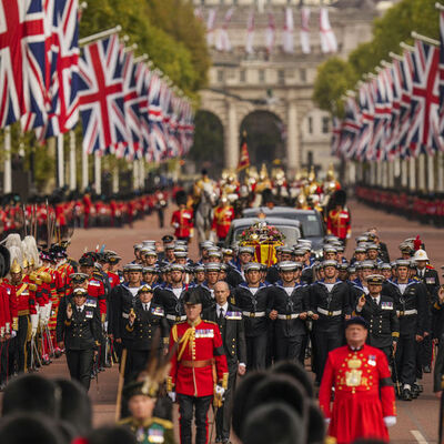 Birleşik Krallık monarşisinin serveti nasıl yönetiliyor?