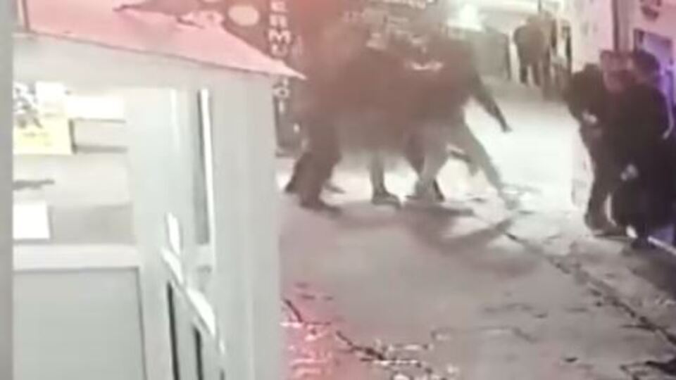 Küpesiyle alay edip bıçakladılar!