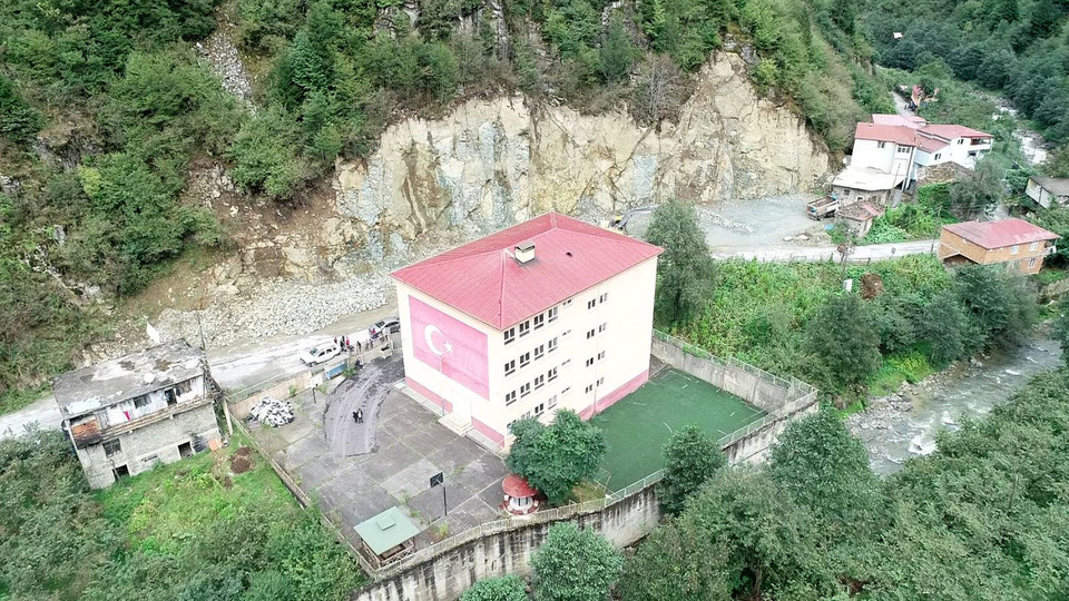 Heyelan korkusu 3'üncü okulda da peşlerini bırakmadı!