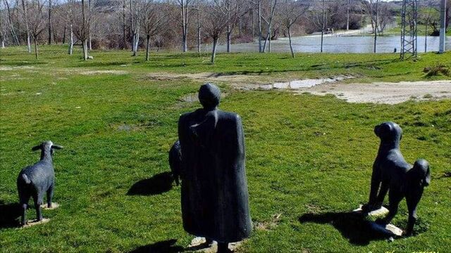 Simge heykellere saldırı
