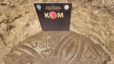 İzmir'de 2 bin yıllık mozaik ele geçirildi