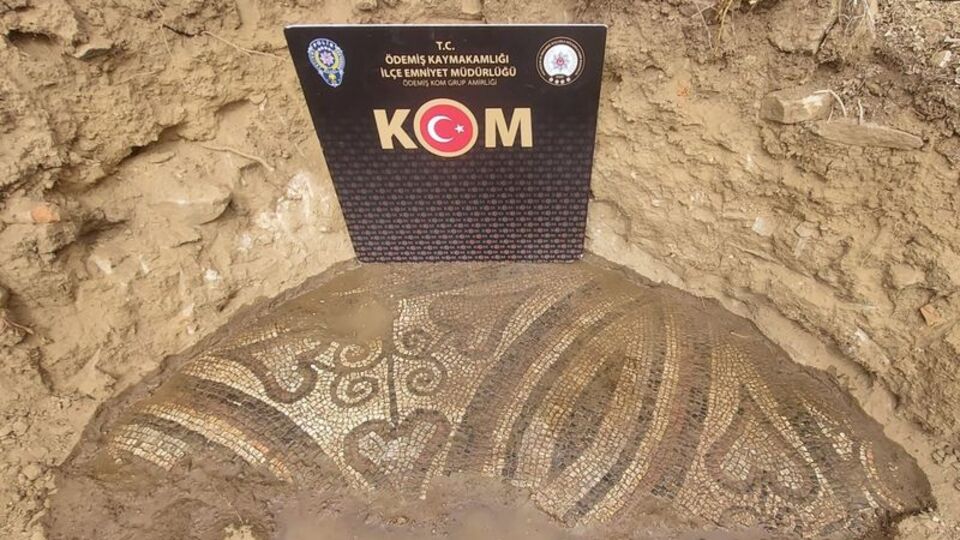 İzmir'de 2 bin yıllık mozaik ele geçirildi