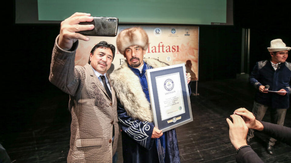 124 saat okudu, Guinness rekoru kırdı!