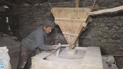 300 yıllık su değirmeninde öğütüyor