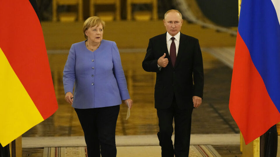 Merkel: Putin'in sözleri ciddiye alınmalı