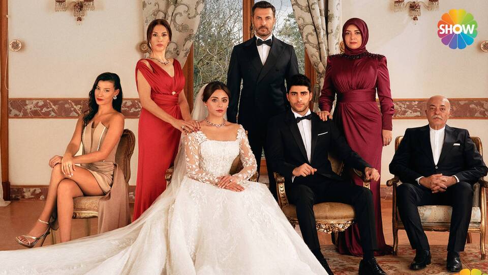 SHOW TV'nin yeni dizisi 'Kızılcık Şerbeti'nin afişi yayınlandı!