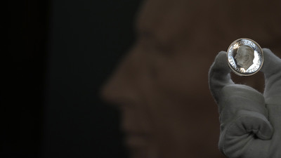 Kral Charles'ın portresinin bulunduğu ilk para basıldı