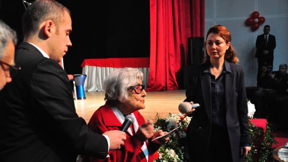 Sabiha öğretmene 107'nci yaş sürprizi