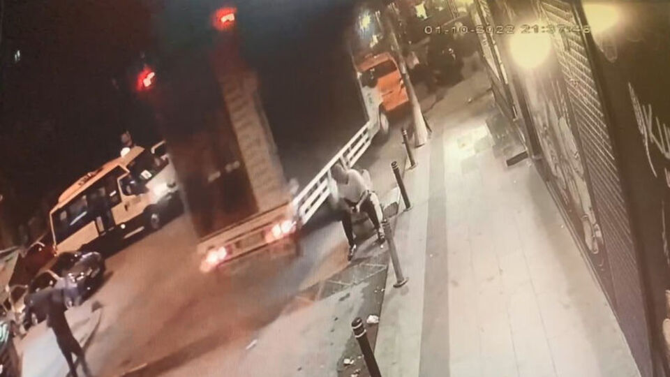 El freni çekilmeyen kamyonet kaza yaptı