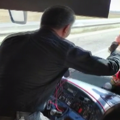 Otobüs kaptanı seyir halinde ayağa kalkıp dans etti!