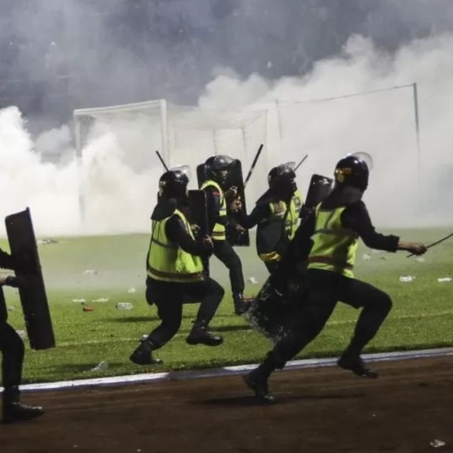 Endonezya'da futbol maçında çıkan izdihamda 174 kişi öldü