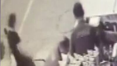 Kaldırımda yürüyen kadına tekmeyle saldırdı!