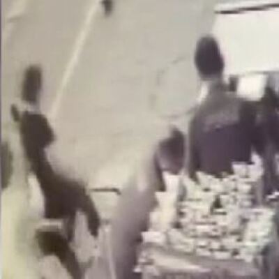 Kaldırımda yürüyen kadına tekmeyle saldırdı!