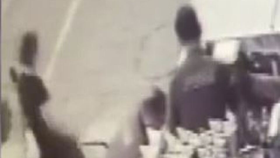 Kaldırımda yürüyen kadına tekmeyle saldırdı!