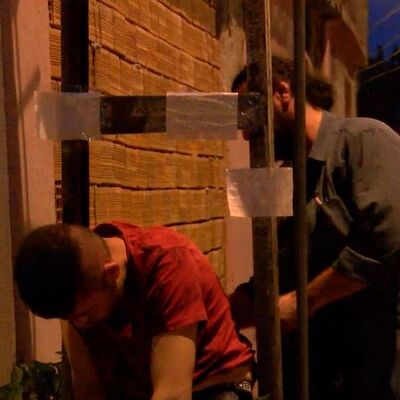 Dövüp zincirle bağladılar, yanına not bıraktılar!