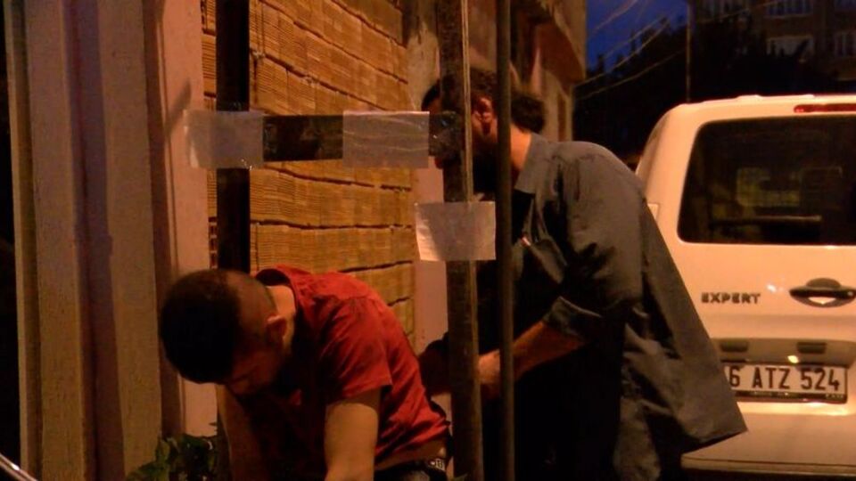 Dövüp zincirle bağladılar, yanına not bıraktılar!