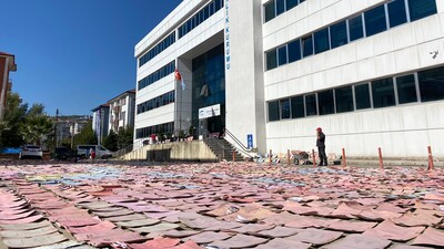 İlginç görüntü! Selde ıslanan dosyalar kurumaya bırakıldı