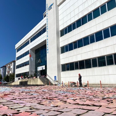 İlginç görüntü! Selde ıslanan dosyalar kurumaya bırakıldı