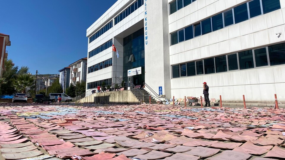 İlginç görüntü! Selde ıslanan dosyalar kurumaya bırakıldı