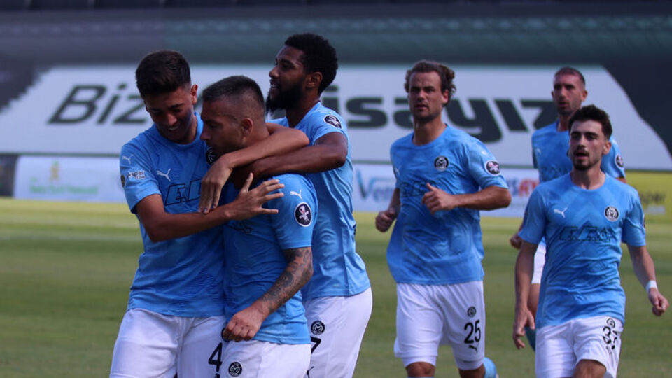 Önder Karaveli ilk maçında mağlup