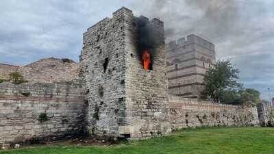 İstanbul'da tarihi surlarda yangın!