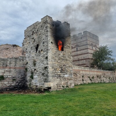 İstanbul'da tarihi surlarda yangın!