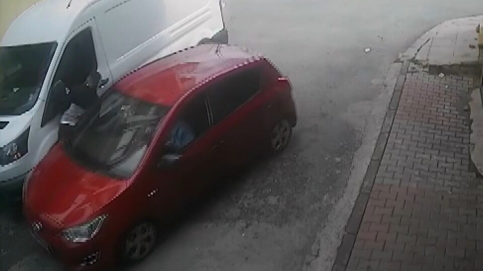 Otomobil çarpınca iki araç arasında sıkıştı!