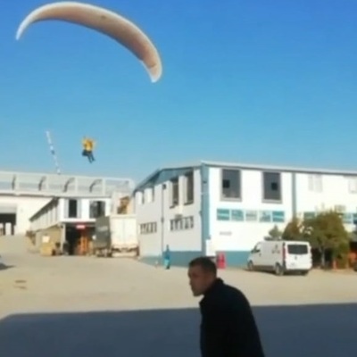 Bursa'da ilginç görüntü! İşe paraşütle gitti