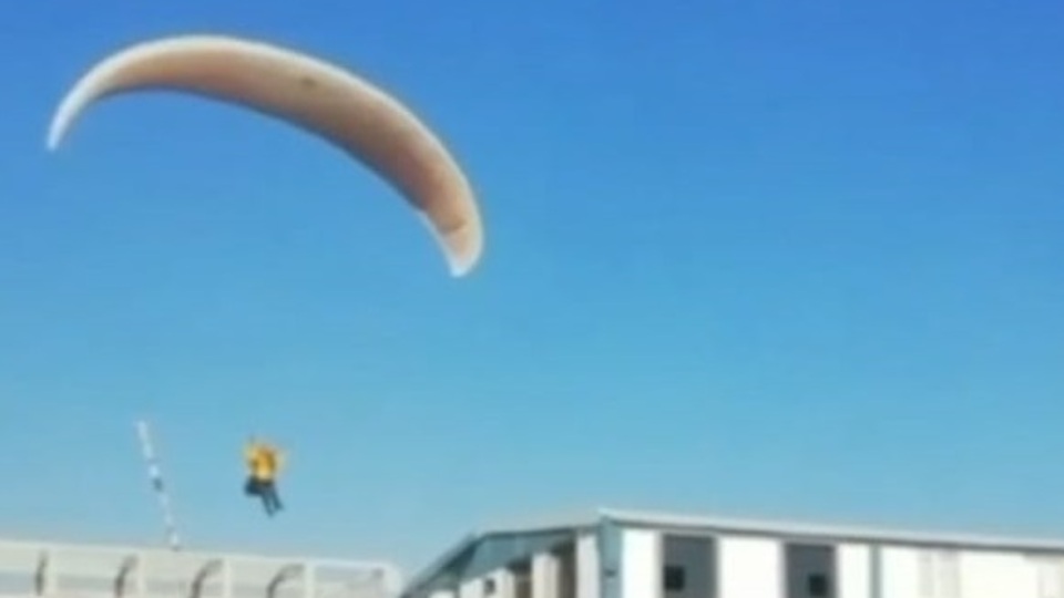 Bursa'da ilginç görüntü! İşe paraşütle gitti