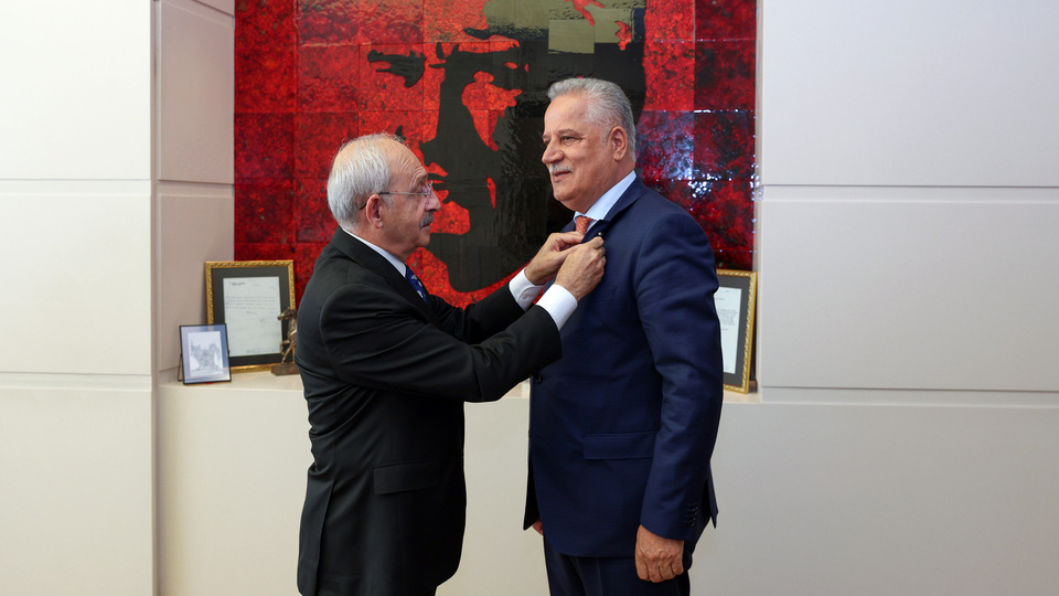 Eski AK Partili Fehmi Öztunç CHP'ye katıldı