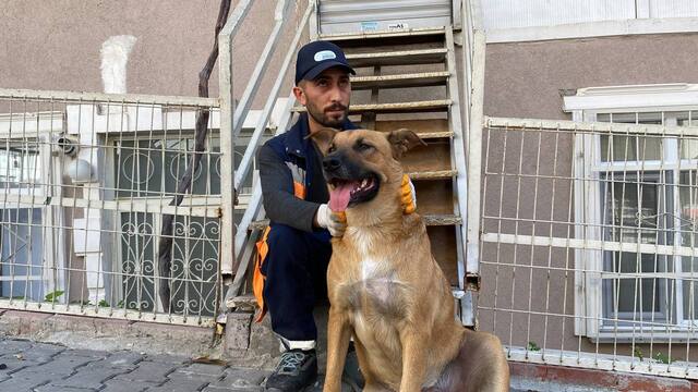 'Saldırgan' denilen köpekle yiyeceğini paylaştı! Yürek ısıtan dostluk