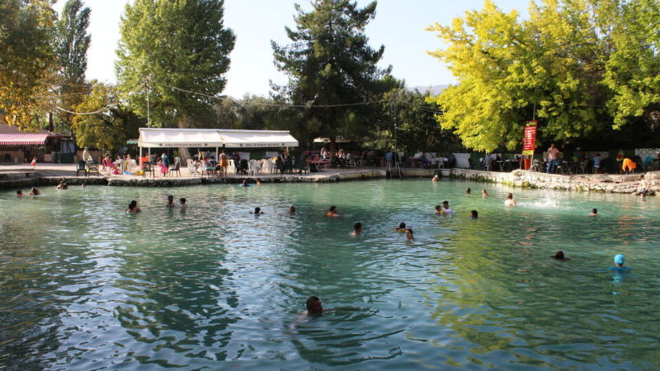 Adını 'Keramet Dede'den aldı... Sıcaklığı yaz-kış 34 derece
