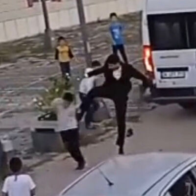Gelin arabasının önünü kesen çocuklara tekmeli saldırı!