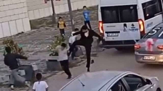 Gelin arabasının önünü kesen çocuklara tekmeli saldırı!