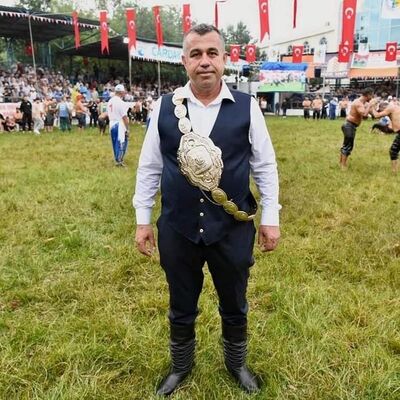 Güreş ağası parayı katırla getirdi