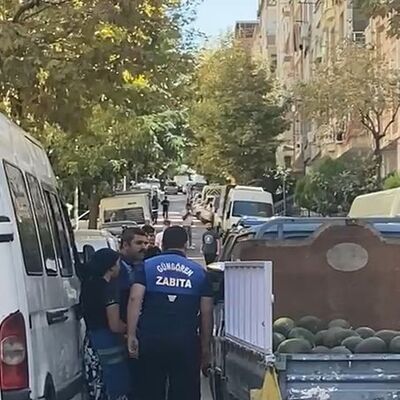 Zabıtadan seyyar satıcıya tokat!