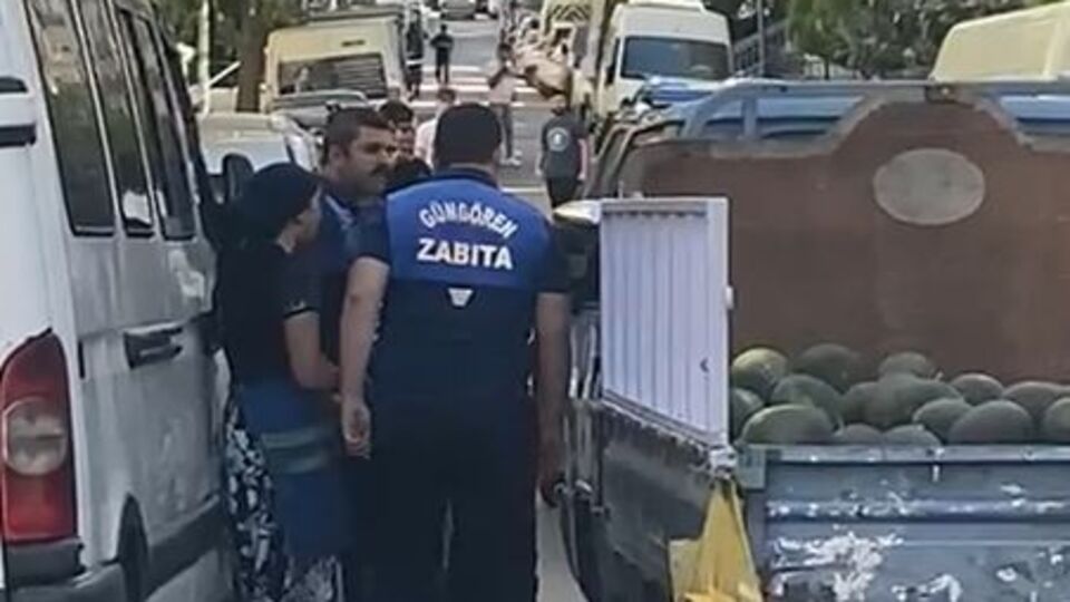 Zabıtadan seyyar satıcıya tokat!