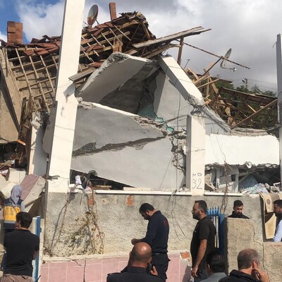 İki katlı ev doğalgaz patlamasında çöktü!