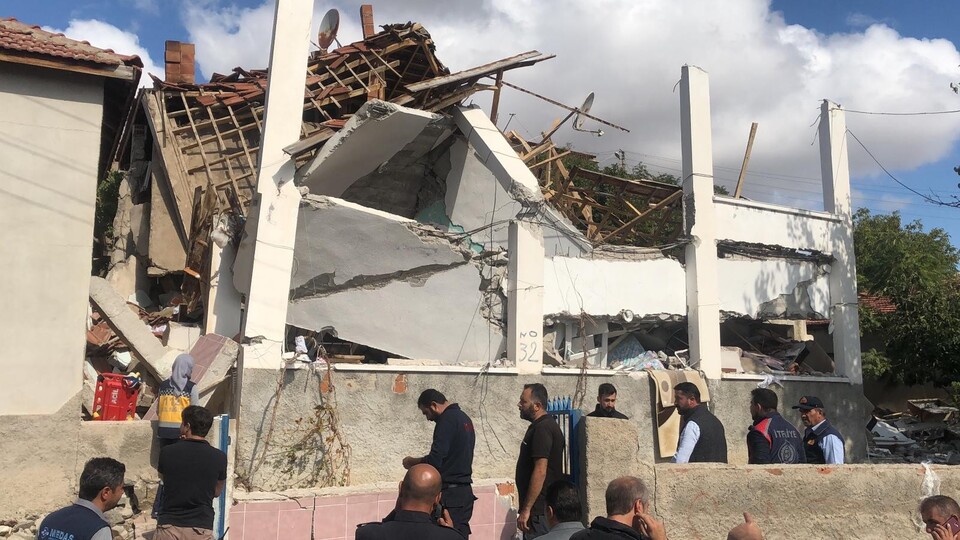 İki katlı ev doğalgaz patlamasında çöktü!