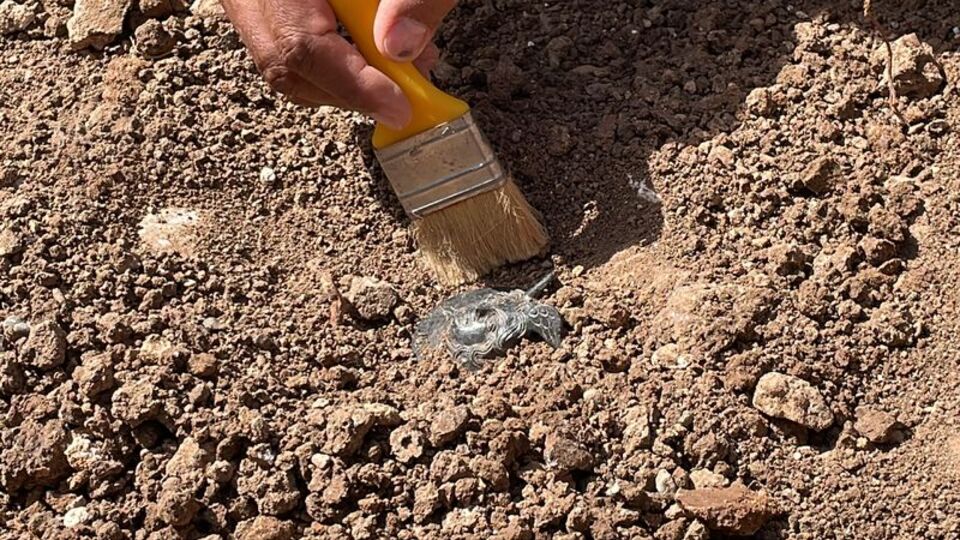 Perre Antik Kenti'nde 1800 yıllık askeri madalya bulundu