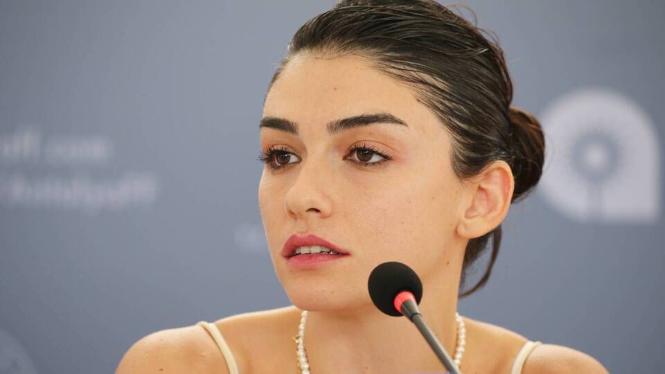 Sevgilisinin filminde hem yapımcı hem de oyuncu oldu