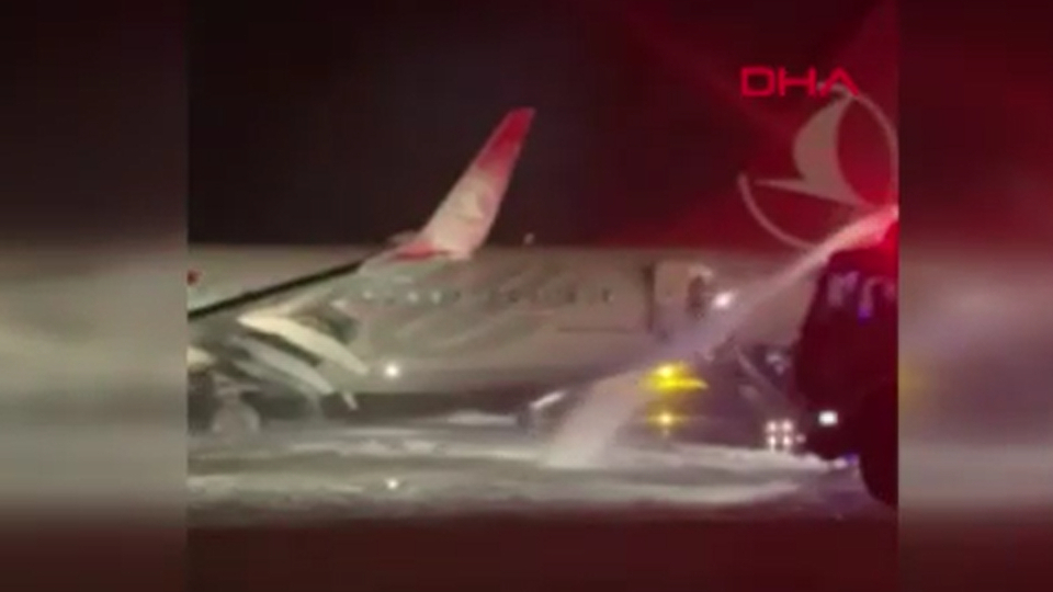 THY uçağının iniş sırasında lastiği patladı