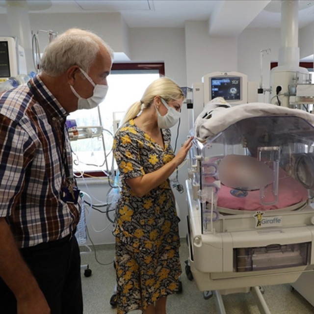 Rahim nakliyle dünyaya gelen bebek ve annesinin tedavisi sürüyor